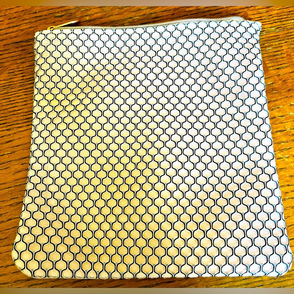 Ipsy makeup bag with piece SURPRISE jewelry New